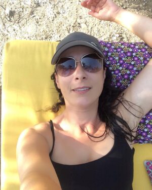 Ayşegül Ünsal Instagram - Yarı ölümlü tanrı Dionysos: Tanrı Zeus ve delicesine aşık olduğu ölümlü kadın Semele’den doğmuştu.Zeus öyle seviyordu ki Semele’yi ne isterse yapmak üzere and içmişti .Zeus’un eşi Hera elbette durumdan haberdardı.Semele’nin aklını çeldi:Çocuğunun babasının Zeus olduğu ne malum,iste sana kendini göstersin,emin ol!
İstedi Semele.
Her istediğini yapmaya yeminli Zeus acılar içinde göründü Semele’ye. şimşeğiyle,yıldırımıyla...Semele tam yedi aylık hamileydi Zeus’un varlığının yoğunluğundan,ateşinden yanıp kül olurken.Semele kül olurken Zeus Dionysos’u kurtardı annesinin karnından.
🌱Doğmuştu annesinden Dionysos.
Sonra kendi baldırını yarıp Dionysos’u anne karnındaymış gibi gelişimini tamamlayıncaya kadar orda saklamıştı babası Zeus.
🌱Doğmuştu babasından Dionysos.
Zeus ,Hera’dan korumalıydı oğlunu.Büyütmeleri için O’nu Nympe’lere(orman perileri)teslim etti.Periler O’nu uzak bir mağarada saklayıp bal ve sütle beslediler.Tanınmasın diye kız çocuğu gibi giydirdiler.Hatta bir keresinde O’nu saklayabilmek için bir keçiye dönüştürdükleri bile olmuştu.Ama Hera peşini bırakmadı Dionysos’un.Dioynsos Çaresiz kaldığı bir Aşk demekti Hera için.Yok etmeliydi Aşk’ı.Dionysos’u bulup O’na delilik bulaştırdı. ve O’nu yedi parçaya bölüp kalbi haricinde tamamını yemeye hazır Titanlara yolladı.
Dionysos varınca yanlarına,olan oldu.
🍂Ölmüştü Dionysos.
Zeus çılgına döndü.YaktıTitanları yıldırımlarıyla,ateşiyle..Geriye kalan sadece küllerdi.Dionysos o küllerden yeniden doğdu.
🌱Doğmuştu küllerinden Dioysos. İnsanların da küllerden oluştuğu ve böylece içlerinde olan ilahi ışıkla yeniden doğabildikleri söylenir.Çünkü Kalbin Öz’ü yok edilemez.Bu yüzden insanın doğası yarı ölümlü,yarı ilahidir.Sonsuz hayatla kutsanmıştır.
Dionysos Titanların yiyemediği kalbi ile üçüncü kez küllerinden doğmuştur.Her ne olursa olsun insanın işleyişi;Kalbi öz ile bağlıdır.Canavarlar kalbe yaklaşamaz.
Dionysos,mutluluğun,coşkunun,tiyatronun,müziğin,kalpten sevmenin,yaşam sevincinin,şarabın,sınır tanımazlığın tanrısıdır.
Derin bir Nefes al,nefes ver,gevşe.Yavaşla...Kalbindeki Sevgi’yi hisset.Şimdi.Yeniden doğ.Dün yok,bir an öncesi de geçti.Şimdi var
Bu mytosun geçtiği topraklardantopraklara..🌱
