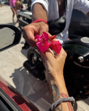 Ayza Anokhina Instagram - Славно, когда хватает времени остановиться и понюхать розы... 🌹