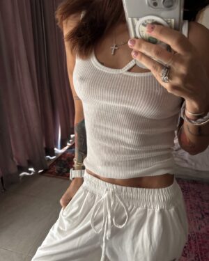 Ayza Anokhina Instagram - Родилась с первым размером груди, потом решила, что мне нужен третий. Мне хватило ровно 5 минут, чтобы осознать, что это слишком много для меня. Вытащила сиськи 😹 потом много страданий, боли и комплексов. А потом я встретила доктора Мельникова) и теперь мне снова 19 и я снова счастлива и больше никаких комплексов и боли) жаль, что вам грудь не показать 😹 придется поверить на слово) 😏❤️ красиво же?) какой у вас опыт с грудью?