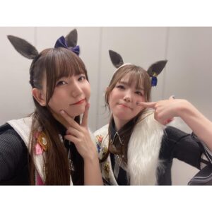 Azumi Waki Instagram - ウマ娘5th EVENT in 名古屋
*
*
*
ご来場いただいた皆様、配信を観てくださった皆様
ありがとうございました🍎
初の名古屋でのライブ！
久しぶりにウマ娘でのコールも聴けて！
たーのしかった！！
*
*
今回は『黄金世代』で何かをする事が多くて、
同世代のみんなと一緒にたくさんのステージに立てて
改めてみんなの事が大好きになりました🌸
いつか全員でステージに立てるといいなぁ〜！！
*
*
フラワースタンドもありがとー！！🌻
イラストも最高に可愛いし、
スペちゃんカラーのお花もとっても綺麗！
いつも応援してくれてありがとうねっ！⸜(๑’ᵕ’๑)⸝
*
*
個人的にはNEXT FRONTIERが歌いたかったのでスペちゃんで熱い曲を歌えて嬉しかったです🌟