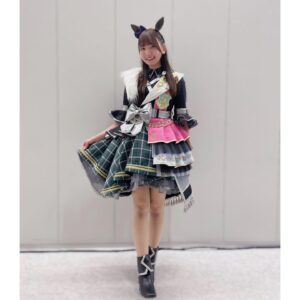 Azumi Waki Instagram - ウマ娘5th EVENT in 名古屋
*
*
*
ご来場いただいた皆様、配信を観てくださった皆様
ありがとうございました🍎
初の名古屋でのライブ！
久しぶりにウマ娘でのコールも聴けて！
たーのしかった！！
*
*
今回は『黄金世代』で何かをする事が多くて、
同世代のみんなと一緒にたくさんのステージに立てて
改めてみんなの事が大好きになりました🌸
いつか全員でステージに立てるといいなぁ〜！！
*
*
フラワースタンドもありがとー！！🌻
イラストも最高に可愛いし、
スペちゃんカラーのお花もとっても綺麗！
いつも応援してくれてありがとうねっ！⸜(๑’ᵕ’๑)⸝
*
*
個人的にはNEXT FRONTIERが歌いたかったのでスペちゃんで熱い曲を歌えて嬉しかったです🌟