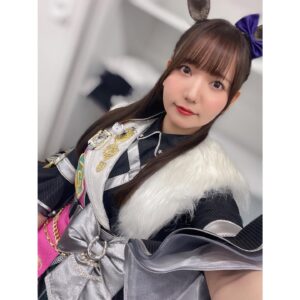 Azumi Waki Instagram - ウマ娘5th EVENT in 名古屋
*
*
*
ご来場いただいた皆様、配信を観てくださった皆様
ありがとうございました🍎
初の名古屋でのライブ！
久しぶりにウマ娘でのコールも聴けて！
たーのしかった！！
*
*
今回は『黄金世代』で何かをする事が多くて、
同世代のみんなと一緒にたくさんのステージに立てて
改めてみんなの事が大好きになりました🌸
いつか全員でステージに立てるといいなぁ〜！！
*
*
フラワースタンドもありがとー！！🌻
イラストも最高に可愛いし、
スペちゃんカラーのお花もとっても綺麗！
いつも応援してくれてありがとうねっ！⸜(๑’ᵕ’๑)⸝
*
*
個人的にはNEXT FRONTIERが歌いたかったのでスペちゃんで熱い曲を歌えて嬉しかったです🌟