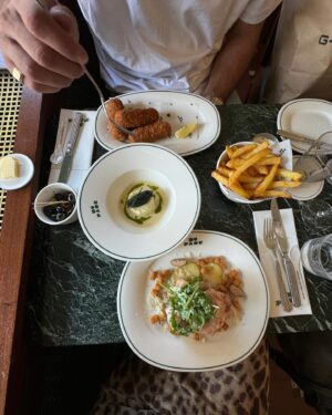 Bab Buelens Instagram - extremely random pictures ✨ 
1. me on a solo beach date
2. @vincentbanic and a rare orange lobster
3. king crab for Bart’s birthday
4. hotel du parc
5. garnaalkroketten, pomme moscovite & vitello sprotato
6. seagulls
7. 🦅
8. familyyyyy
9. Chewie da pewie
10. my new favorite napkin holder