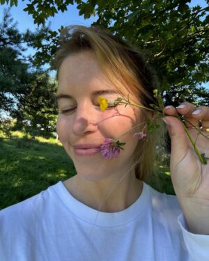 Bab Buelens Instagram - 1. editing work while lying down looks like naps at noon looks like editing work while lying down 🤳
2. trying to de-stress with horses, i think it might work, should try when i have more time 🐎
3. little flowers little joys 🌸🌼
4. in the top three of my favorite animals iykyk 🐄
5. quick shower at the farmer’s (after a steep 15min walk, so was ready to shower again after walking back lol) 🚿
6. husband gives me flower very nice happy🤵‍♂️
7. the flower 💜
8. camping fit 32 degrees 👩‍🌾
9. horseeeeees 🐎🐎🐎