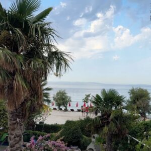 Bab Buelens Instagram - prvi dani u Hrvatsku 🤍🇭🇷 spending less time online - i’ve had a pretty healthy phone/life balance & screentime for a looong while but recently i felt like i’ve been starting to rely on this small screen for little shots of distraction (stressful times) and i’d like to find calmth back in the *now*. 🧘‍♀️ also, although i spent more time online, it didn’t make me share more, i just scroll or swipe.. what’s that about. any one else struggling with this? any tips or thoughts?