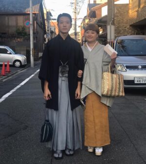 BabyJohn Choi Instagram - 今個旅程跟之前的最大分別，是真正踏入其文化的核心去體驗及感受他們如何對待藝術文化及歷史。有幸可以跟入室弟子業躰老師去學習茶道，老師分享很多他如何看茶，如何看人。觀賞了留存十多代的文化遺產，而他們將繼續一代一代傳承下去。

過程中給我最大感受是，無論我們做著是甚麼範疇的藝術也好，我們應該如何去對待心中尊重著的藝術。因為一切都是早在幾百年甚至一千年前的人努力，一直傳承下來的結晶，我們應如何去承接，如何去保留，如何去進步，如何去流傳。
當然領會還有很多，這裡只是稍作分享。
好滿足的過程，心靈上亦差了電。

至於相片我覺得有趣想post出來的原因。是這張相由我們的朋友在早上7時多陪伴我們前往學院途中拍攝的，我覺得好像雜誌街拍相，還要是會指出每一件衣服是甚麼品牌和幾錢的版面上出現的那一種。而我會指著我們的衣服說：在早一個晚上，大家拿出各自的和服，放在燙板每一部份仔細的燙直，務求以最整潔的狀態到茶室，早上太陽未出來就起來穿好和服，這種認真，就是最大的價值。