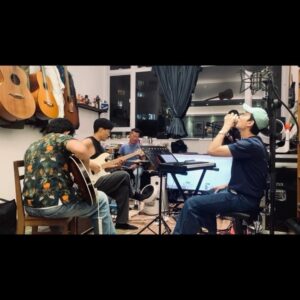 BabyJohn Choi Instagram - 一響起前奏就毛管棟的一首歌，
我的童年回憶被一位鬼塚英吉老師令我又笑又哭。
第一次跟他們夾band,就從這首歌開始。

Always feel goooood to be in the band!!

P.s 看到最後有片，但條片只可放1分鐘，之後出一條長啲剪輯版。

#gto #poison #sorimachitakashi #band

📷： @derekwongkh （一路響住音樂都可以忍到唔唱影相，欽佩）