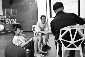 BabyJohn Choi Instagram - 這三年，我基本上都沒有太多演員工作。身邊朋友都有問我下一部上映作品是甚麼，我都答不到他們。
最近我常常問自己，到底我下一部可以演出的作品會何時出現，甚至因為沒有人找我演出，我開始懷疑自己，經過無數次自我鼓勵和氣餒的兩極游走，直至兩星期前，出現了一個演出機會…

沒有劇本，只有一個理念。三位演員，加上幾位來自不同背景的兄弟姊妹，開始整個創作旅程。我們用了兩個星期，經歷由早到早（因為第二星期開始每天都深宵開會排練），將劇本一步一步地創作出來，直至演出前的一個凌晨晚上，我們仍在為劇本進行創作及改良。在這個兩星期的創作及排練過程，經過無數次停濟，推土重來，我們不經不覺建立著強大的信任及契合，我們真切感受及經歷到劇本想呈現的理念。

演出前一晚，我們還擔心八號風球影響整個節目進行，結果當天演出順利舉行，總結時聽到牧師分享，在他早一晚回家路上，正擔心節目能否舉行之際，他看見一架車，車牌號碼是「Oneness」，他回家立即較好鬧鐘，因為他深信節目一定能夠如期舉行。

這兩星期的共同努力，我們於星期六正式將演出呈現給每一位蒞臨的人，包括我們團隊的每一位。我們以真誠的演繹及交流，與觀眾的情感相互動。整個經歷將會在我們每一位的心中留下深刻烙印。未來是怎樣我不會知道，下一位（識貨😏）找我拍戲/舞台劇演出的導演監製又會是誰，但我在這刻可以有信心地告訴自己，我是一位演員，一位創作人。我好多謝演員能夠成為我的專業，而我必定會繼續用這個專業去將人生的五味雜陳真摯地演繹，分享給你們，為你們加油打氣。

感謝今次有一個令我感動，振作，再次得力的兩星期旅程；感謝這兩星期裡一起奮鬥的兄弟姐妹。

有一些想法，是時候要重新啟動，人生起伏一波又一波，未來的路是怎樣，我會一步一步尋求，引證出來。我愛我的工作，我愛我的生命。

這一刻我可以堅定地站著，靜候恩主。

Amen.
#onenessconference

📷: @derekwongkh