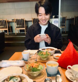 BabyJohn Choi Instagram - 最近出現了一個app，可以只用文字出post，
對我來說看似很好的，平日在此發的每一個post,
都要左想右想選一張怎樣的照片去表達我想分享的，
但突然靈光一閃，呀，跟當初使用的FB一樣喔。

相片或是文字，我當初用這些app的原因都是想分享自己生活上點滴，看法及感受。保持著這個心態在這裡跟大眾分享，想以文字抒發時，相片便隨心一點；其他時間則繼續透過創作和跟友好及知音者深交時，互相啟發。