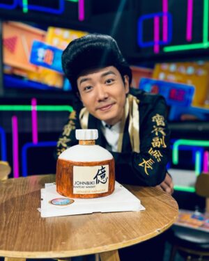 BabyJohn Choi Instagram - 呢個節目去到四年有多，基本上我哋生日都好難俾到驚喜對方，但每次嘅蛋糕都真係充滿驚喜。@haileyc 因為知道我好鍾意whiskey,所以叫人整咗一個whiskey 樽形狀嘅蛋糕俾我，而且呢個蛋糕都用上Whiskey去整，所以每一啖嘅酒味都極濃！雖然大家睇呢條片（獨家片段，節目無剪輯呢一段）就知道Hailey自爆咗個驚喜🤣，但我好感受到呢個團隊，經歷咗呢四年多嘅拍攝，大家都變到好似一家人咁，大家都好有愛。
多謝你哋！
即使節目喺呢幾年之間有不同嘅製作人員加入或離開，但我哋感情都會聯繫住，大家都會默默支持住大家。

例如大家睇我story啦！我哋每年一吃，來自Moley @around.wellington 嘅醉海鮮盆菜又可以訂啦！
真係好好食，大家快啲落訂啦！

@foodie.talkies 
#空肚講宵夜