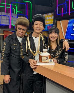 BabyJohn Choi Instagram - 呢個節目去到四年有多，基本上我哋生日都好難俾到驚喜對方，但每次嘅蛋糕都真係充滿驚喜。@haileyc 因為知道我好鍾意whiskey,所以叫人整咗一個whiskey 樽形狀嘅蛋糕俾我，而且呢個蛋糕都用上Whiskey去整，所以每一啖嘅酒味都極濃！雖然大家睇呢條片（獨家片段，節目無剪輯呢一段）就知道Hailey自爆咗個驚喜🤣，但我好感受到呢個團隊，經歷咗呢四年多嘅拍攝，大家都變到好似一家人咁，大家都好有愛。
多謝你哋！
即使節目喺呢幾年之間有不同嘅製作人員加入或離開，但我哋感情都會聯繫住，大家都會默默支持住大家。

例如大家睇我story啦！我哋每年一吃，來自Moley @around.wellington 嘅醉海鮮盆菜又可以訂啦！
真係好好食，大家快啲落訂啦！

@foodie.talkies 
#空肚講宵夜