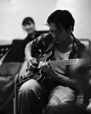 BabyJohn Choi Instagram - 一響起前奏就毛管棟的一首歌，
我的童年回憶被一位鬼塚英吉老師令我又笑又哭。
第一次跟他們夾band,就從這首歌開始。

Always feel goooood to be in the band!!

P.s 看到最後有片，但條片只可放1分鐘，之後出一條長啲剪輯版。

#gto #poison #sorimachitakashi #band

📷： @derekwongkh （一路響住音樂都可以忍到唔唱影相，欽佩）