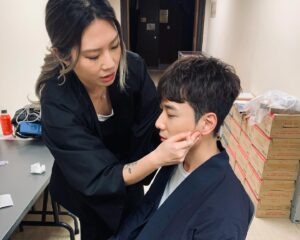 BabyJohn Choi Instagram - 這星期滿滿的養分：
1. 為我的同班同學感到驕傲！#醫道 #舞台劇 
2. 一班好演員！一個幸福嘅團隊 @windmillgrass 
3. 好！好！睇！我誠意推介大家呢個公眾假期買飛入場！ @hkrep 
4. 某天聽到阿祖講佢這個故事已經覺得不容易，還要沉浸式放自己入事件中再次經歷去創作這個演出…love you my friend. @pumpkinjojoinstagram 
5.  @ahdee___ 生日快樂！要繼續愉快生活！
6. 後台突發，好彩有腎仔 #青木堂 ，前兩日食食下野突然剒親牙骹，睇完show即刻喺後台食返幾針，當堂鬆哂！感激腎醫～  @v3.kidney