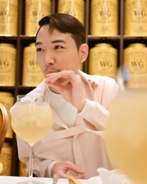BabyJohn Choi Instagram - 因為一頓午餐，原本互不認識，來自不同地方的人，今天聚在一起，互相分享大家對茶、食物的喜好及看法。縱然大家有著不同文化背景，美食總是可以連結彼此，令大家歡聚一堂；茶總會令我們會心微笑。

🎥： @derekwongkh 💇🏻‍♂️: @amossssss.s 🧥: @samf_styling_ 

@teawg  #teawgsakurasakuratea #teawg