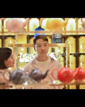 BabyJohn Choi Instagram - 因為一頓午餐，原本互不認識，來自不同地方的人，今天聚在一起，互相分享大家對茶、食物的喜好及看法。縱然大家有著不同文化背景，美食總是可以連結彼此，令大家歡聚一堂；茶總會令我們會心微笑。

🎥： @derekwongkh 💇🏻‍♂️: @amossssss.s 🧥: @samf_styling_ 

@teawg  #teawgsakurasakuratea #teawg