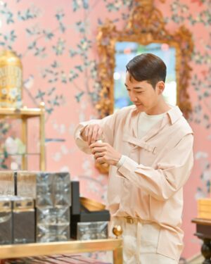 BabyJohn Choi Instagram - 因為一頓午餐，原本互不認識，來自不同地方的人，今天聚在一起，互相分享大家對茶、食物的喜好及看法。縱然大家有著不同文化背景，美食總是可以連結彼此，令大家歡聚一堂；茶總會令我們會心微笑。

🎥： @derekwongkh 💇🏻‍♂️: @amossssss.s 🧥: @samf_styling_ 

@teawg  #teawgsakurasakuratea #teawg