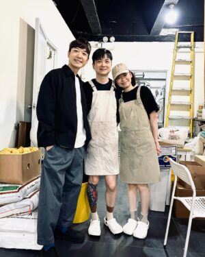 BabyJohn Choi Instagram - 自從第一次去過這店後，時不時就會想起他們的美食。要食一碗蠔佬粥（啲蠔大到唔係蠔仔）及醉香十足的醉蝦，才可以滿足到自己味蕾。
最近去吃，巧遇老闆一家人，老闆娘特地從廚房走出來，跟我們聊天，問問大家近況，也托我問候阿祖，最後更請我們吃到捧腹而回（看見旁邊客人所點的甜品，很是吸引，不久我們枱上就出現兩碗了😂）。
今天，我們帶了甜品跟他們分享，是從一間我很喜歡的小店所做的，去回應他們的人情味。
這種味道，在這世代，在這地方，是我很珍而重之的。

#蠔仔粥 #醉蝦 #甜品 #人情味 #勤記潮洲食家