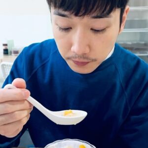 BabyJohn Choi Instagram - 自從第一次去過這店後，時不時就會想起他們的美食。要食一碗蠔佬粥（啲蠔大到唔係蠔仔）及醉香十足的醉蝦，才可以滿足到自己味蕾。
最近去吃，巧遇老闆一家人，老闆娘特地從廚房走出來，跟我們聊天，問問大家近況，也托我問候阿祖，最後更請我們吃到捧腹而回（看見旁邊客人所點的甜品，很是吸引，不久我們枱上就出現兩碗了😂）。
今天，我們帶了甜品跟他們分享，是從一間我很喜歡的小店所做的，去回應他們的人情味。
這種味道，在這世代，在這地方，是我很珍而重之的。

#蠔仔粥 #醉蝦 #甜品 #人情味 #勤記潮洲食家