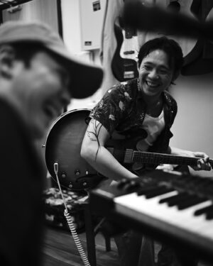BabyJohn Choi Instagram - 一響起前奏就毛管棟的一首歌，
我的童年回憶被一位鬼塚英吉老師令我又笑又哭。
第一次跟他們夾band,就從這首歌開始。

Always feel goooood to be in the band!!

P.s 看到最後有片，但條片只可放1分鐘，之後出一條長啲剪輯版。

#gto #poison #sorimachitakashi #band

📷： @derekwongkh （一路響住音樂都可以忍到唔唱影相，欽佩）
