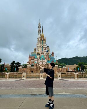 Baekhyun Instagram - 🏰🎆❤