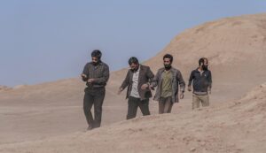 Banipal Shoomoon Instagram - .
خداروشکر بابت این تجربه ناب
.
رونمایی از اولین تصاویر فیلم سینمایی " علت مرگ : نامعلوم" 
اولین فیلم بلند سینمایی علی زرنگار به تهیه کنندگی مجید برزگر به مرحله‌ی تدوین رسید. علی زرنگار پیش از این به عنوان نویسنده، آثاری همچون " بدون تارخ، بدون امضاء". " مغز استخوان" و " چهارشنبه 19 اردیبهشت" را در کارنامه خود دارد.
در خلاصه‌ داستان فیلم آمده است : "هشت مسافر پیش از طلوع آفتاب، شهداد را به مقصد کرمان ترک می‌کنند. میان راه اتفاقی آنها را از رفتن بازمی‌دارد..." 
نویسنده و کارگردان: علی زرنگار، مجری طرح: پویان صادقی،  مدیرفیلمبرداری: داود ملک‌حسینی، طراح صحنه و لباس: محمدرضا میرزامحمدی، تدوین: حمید نجفی¬راد، آهنگساز: حامد حبیب‌زاده، طراح گریم: محمدرضا قومی، طراحی و ترکیب صدا: علیرضا علویان، صدابردار: سعید بجنوردی.علی ذوالفقاری. منشی صحنه: مارال فتحی، برنامه‌ریز: سیاوش رمضانلو و امید راد،  دستیار اول کارگردان: سیاوش رمضانلو،احسان شیری عکاس: پیام صادقی، فیلم پشت صحنه: مهدی تیموری، جلوه‌های ویژه‌ی میدانی: رحیم حاجی‌تبار

بازیگران: بانیپال شومون، علیرضا ثانی‌فر، ندا جبرئیلی، علی‌محمد رادمنش، زکیه بهبهانی، رضا عموزاد، سهیل باوی، سعید رضایی‌کیا، منصور غنی‌جاهد، میلاد مرادی، احمد دهقان‌رحیمی، سید محمدرضا حسینی، اشکان عاشوری، سید مجتبی میرحسینی، سحر بابایی، احد سلاجقه.
 .
تهیه کننده:مجید برزگر
محصول رسانه باران خیال
@payamsadeghi.ph @pardis_rafei @mohsen__nankali_ahoora @rahimhf @morsavi @ashkan_ashoori @mohamad_jafari_art 
#بانیپال_شومون #سینما #بازیگر #مرگ #عشق #زندگی #کویر #ایران
