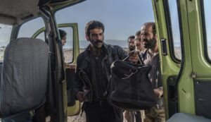 Banipal Shoomoon Instagram - .
خداروشکر بابت این تجربه ناب
.
رونمایی از اولین تصاویر فیلم سینمایی " علت مرگ : نامعلوم" 
اولین فیلم بلند سینمایی علی زرنگار به تهیه کنندگی مجید برزگر به مرحله‌ی تدوین رسید. علی زرنگار پیش از این به عنوان نویسنده، آثاری همچون " بدون تارخ، بدون امضاء". " مغز استخوان" و " چهارشنبه 19 اردیبهشت" را در کارنامه خود دارد.
در خلاصه‌ داستان فیلم آمده است : "هشت مسافر پیش از طلوع آفتاب، شهداد را به مقصد کرمان ترک می‌کنند. میان راه اتفاقی آنها را از رفتن بازمی‌دارد..." 
نویسنده و کارگردان: علی زرنگار، مجری طرح: پویان صادقی،  مدیرفیلمبرداری: داود ملک‌حسینی، طراح صحنه و لباس: محمدرضا میرزامحمدی، تدوین: حمید نجفی¬راد، آهنگساز: حامد حبیب‌زاده، طراح گریم: محمدرضا قومی، طراحی و ترکیب صدا: علیرضا علویان، صدابردار: سعید بجنوردی.علی ذوالفقاری. منشی صحنه: مارال فتحی، برنامه‌ریز: سیاوش رمضانلو و امید راد،  دستیار اول کارگردان: سیاوش رمضانلو،احسان شیری عکاس: پیام صادقی، فیلم پشت صحنه: مهدی تیموری، جلوه‌های ویژه‌ی میدانی: رحیم حاجی‌تبار

بازیگران: بانیپال شومون، علیرضا ثانی‌فر، ندا جبرئیلی، علی‌محمد رادمنش، زکیه بهبهانی، رضا عموزاد، سهیل باوی، سعید رضایی‌کیا، منصور غنی‌جاهد، میلاد مرادی، احمد دهقان‌رحیمی، سید محمدرضا حسینی، اشکان عاشوری، سید مجتبی میرحسینی، سحر بابایی، احد سلاجقه.
 .
تهیه کننده:مجید برزگر
محصول رسانه باران خیال
@payamsadeghi.ph @pardis_rafei @mohsen__nankali_ahoora @rahimhf @morsavi @ashkan_ashoori @mohamad_jafari_art 
#بانیپال_شومون #سینما #بازیگر #مرگ #عشق #زندگی #کویر #ایران