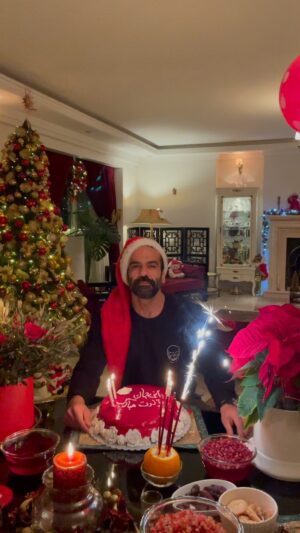 Banipal Shoomoon Instagram - شب تولد
شب یلدا
🎅🏽🎂
یکسال دیگه هم گذشت 
خداروشکر بابت تمام اتفاقاتش
چه خوب چه بد
🎄
#بانیپال_شومون #تولد #یلدا #پاییز #زمستان #زندگی #کریسمس #بازیگر #banipal #banipalshoomoon #birthday #winter #autumn #instagram #instagood #instalike #explore #christmas #actor #cinema #movie #noel #lifestyle #love #family