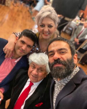 Banipal Shoomoon Instagram - تمام نا تمام من با شما تمام میشود
به امید صلح،برکت‌ و آرامش برای همه
سال ۲۰۲۰ مبارک❤️
#پدر #مادر #برادر #خانواده #عشق #زندگی #صلح #آرامش #برکت #سال_نو_میلادی #happynewyear #christmas #family #father #mother #brother #2020 #love #peace #بانیپال_شومون