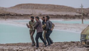 Banipal Shoomoon Instagram - .
خداروشکر بابت این تجربه ناب
.
رونمایی از اولین تصاویر فیلم سینمایی " علت مرگ : نامعلوم" 
اولین فیلم بلند سینمایی علی زرنگار به تهیه کنندگی مجید برزگر به مرحله‌ی تدوین رسید. علی زرنگار پیش از این به عنوان نویسنده، آثاری همچون " بدون تارخ، بدون امضاء". " مغز استخوان" و " چهارشنبه 19 اردیبهشت" را در کارنامه خود دارد.
در خلاصه‌ داستان فیلم آمده است : "هشت مسافر پیش از طلوع آفتاب، شهداد را به مقصد کرمان ترک می‌کنند. میان راه اتفاقی آنها را از رفتن بازمی‌دارد..." 
نویسنده و کارگردان: علی زرنگار، مجری طرح: پویان صادقی،  مدیرفیلمبرداری: داود ملک‌حسینی، طراح صحنه و لباس: محمدرضا میرزامحمدی، تدوین: حمید نجفی¬راد، آهنگساز: حامد حبیب‌زاده، طراح گریم: محمدرضا قومی، طراحی و ترکیب صدا: علیرضا علویان، صدابردار: سعید بجنوردی.علی ذوالفقاری. منشی صحنه: مارال فتحی، برنامه‌ریز: سیاوش رمضانلو و امید راد،  دستیار اول کارگردان: سیاوش رمضانلو،احسان شیری عکاس: پیام صادقی، فیلم پشت صحنه: مهدی تیموری، جلوه‌های ویژه‌ی میدانی: رحیم حاجی‌تبار

بازیگران: بانیپال شومون، علیرضا ثانی‌فر، ندا جبرئیلی، علی‌محمد رادمنش، زکیه بهبهانی، رضا عموزاد، سهیل باوی، سعید رضایی‌کیا، منصور غنی‌جاهد، میلاد مرادی، احمد دهقان‌رحیمی، سید محمدرضا حسینی، اشکان عاشوری، سید مجتبی میرحسینی، سحر بابایی، احد سلاجقه.
 .
تهیه کننده:مجید برزگر
محصول رسانه باران خیال
@payamsadeghi.ph @pardis_rafei @mohsen__nankali_ahoora @rahimhf @morsavi @ashkan_ashoori @mohamad_jafari_art 
#بانیپال_شومون #سینما #بازیگر #مرگ #عشق #زندگی #کویر #ایران