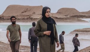 Banipal Shoomoon Instagram - .
خداروشکر بابت این تجربه ناب
.
رونمایی از اولین تصاویر فیلم سینمایی " علت مرگ : نامعلوم" 
اولین فیلم بلند سینمایی علی زرنگار به تهیه کنندگی مجید برزگر به مرحله‌ی تدوین رسید. علی زرنگار پیش از این به عنوان نویسنده، آثاری همچون " بدون تارخ، بدون امضاء". " مغز استخوان" و " چهارشنبه 19 اردیبهشت" را در کارنامه خود دارد.
در خلاصه‌ داستان فیلم آمده است : "هشت مسافر پیش از طلوع آفتاب، شهداد را به مقصد کرمان ترک می‌کنند. میان راه اتفاقی آنها را از رفتن بازمی‌دارد..." 
نویسنده و کارگردان: علی زرنگار، مجری طرح: پویان صادقی،  مدیرفیلمبرداری: داود ملک‌حسینی، طراح صحنه و لباس: محمدرضا میرزامحمدی، تدوین: حمید نجفی¬راد، آهنگساز: حامد حبیب‌زاده، طراح گریم: محمدرضا قومی، طراحی و ترکیب صدا: علیرضا علویان، صدابردار: سعید بجنوردی.علی ذوالفقاری. منشی صحنه: مارال فتحی، برنامه‌ریز: سیاوش رمضانلو و امید راد،  دستیار اول کارگردان: سیاوش رمضانلو،احسان شیری عکاس: پیام صادقی، فیلم پشت صحنه: مهدی تیموری، جلوه‌های ویژه‌ی میدانی: رحیم حاجی‌تبار

بازیگران: بانیپال شومون، علیرضا ثانی‌فر، ندا جبرئیلی، علی‌محمد رادمنش، زکیه بهبهانی، رضا عموزاد، سهیل باوی، سعید رضایی‌کیا، منصور غنی‌جاهد، میلاد مرادی، احمد دهقان‌رحیمی، سید محمدرضا حسینی، اشکان عاشوری، سید مجتبی میرحسینی، سحر بابایی، احد سلاجقه.
 .
تهیه کننده:مجید برزگر
محصول رسانه باران خیال
@payamsadeghi.ph @pardis_rafei @mohsen__nankali_ahoora @rahimhf @morsavi @ashkan_ashoori @mohamad_jafari_art 
#بانیپال_شومون #سینما #بازیگر #مرگ #عشق #زندگی #کویر #ایران