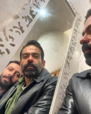Banipal Shoomoon Instagram - 🖤
واسه رسيدن صبحى كه توش زندگى ميكنیم، هر شب عزاداریم
چگونه سوگوارى كنم در شبهايى كه گرگسار وار بر روى صحنه ، دستهايى را ميبينم كه بر روى تو خاك ميريزند و تو را دفن ميكنند و همه نورها تاريك و تاريك تر ميشوند تا سیاهی
ما خواسته یا ناخواسته هر روز همدیگرو میکشیم.
چشمانم را ميبندم و به خواب هزار ساله ميروم و اگر در دنيايى ديگر زنده ماندى بدان من سرگرم مردنم هستم و سرت را روى شانه هایم حس ميكنم 

#حسام_محمودی