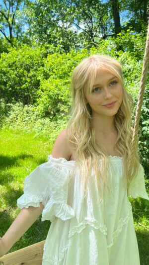 Barbara Alyn Woods Instagram - Beautiful elegance wrapped up in a goofy, super smart, ultra talented package of warmth, kindness and grace. I’m the lucky mom who gets to call you my Smidgeon. I love you with my whole ❤️my little sidekick. 🐣17🐥 @alyviaalind