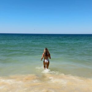 Bárbara Corby Instagram - 36°, água gelada, amêijoas, bolas de Berlim🙏 #comporta