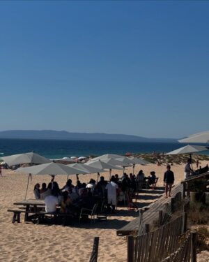 Bárbara Corby Instagram - 36°, água gelada, amêijoas, bolas de Berlim🙏 #comporta