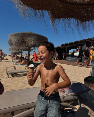 Bárbara Corby Instagram - 36°, água gelada, amêijoas, bolas de Berlim🙏 #comporta