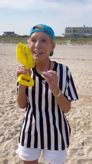 Barbara Corcoran Instagram - My idea of offshore banking 😂💰 

#summer #bonus #workbonus #funny #teambuilding #success #worktrip
