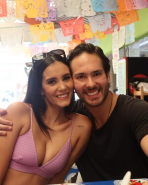 Bárbara Islas Instagram - VIVIR DE AMOR PARTE 1 ❤️🎥

Los amo con todo mi corazón. #vivirdeamor