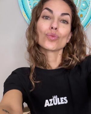 Bárbara Mori Instagram - Oigan “LAS AZULES” se va a estrenar muy pronto! 
No saben la emoción que siento.
Es el primer proyecto que hacemos Fer y yo como director actriz y fue de las mejores experiencias de mi vida!
En serio no exagero. Aparte es un proyecto tan importante para estos tiempos porque retrata una sociedad de los años 1970’s pero hay un paralelismo muy fuerte con como seguimos viviendo en el 2024. Es increíble. 
Las azules, habla del primer cuerpo policiaco femenil que hubo en la Ciudad de México en 1971, pero también retrata la vida de hombres y mujeres buscando encajar en una sociedad que te dice cómo tienes que ser para ser aceptado. Así que esta serie nos invita  a todos a ir en busca de quién realmente somos para salirnos de esta programación en donde la sociedad nos determina, limitando nuestro máximo potencial. 

Es una serie que también habla de el valor de la amistad, de la fuerza y la determinación de las mujeres valientes que desafiaron las normas establecidas de la época para ir en busca de la verdad, de la justicia, movidas por una profunda necesidad de demostrar su valía. 

Y también retrata la cruda realidad de los feminicidios que vivimos a diario en nuestro país. 
Hay un asesino serial que mata mujeres, que las castiga por trabajar, por salir de sus casas, quien es la representación de una sociedad machista, así que la serie también muestra que aunque hemos avanzado en algunas cosas, todavía tenemos una largo camino que recorrer como sociedad para erradicar el machismo. 

Se estrena el 31 de julio por @appletv  
NO TE LA PUEDES PERDER 😉
@thelemonstudios 
@elrovzar