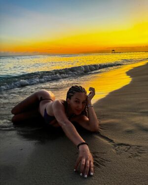 Bárbara Parada Instagram - Julho foi tão bom que merece um dump🥹❤️🏖️☀️🐚🌊
Gratidão
