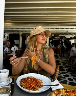Bárbara Parada Instagram - Julho foi tão bom que merece um dump🥹❤️🏖️☀️🐚🌊
Gratidão