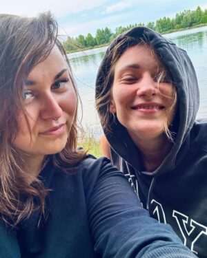 Barbora Jánová Instagram - Éňo ňéňo odpo s @weroniqque #annie a #baluthepes 🖤❤️🖤🏝️