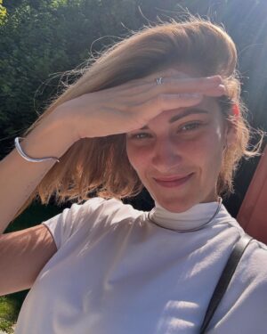 Barbora Jánová Instagram - Miluju šperky od @mooyyy_jewelry. Konkrétně tyhle jsou z kolekce Manta, což je mé nejoblíbenější zvíře, které mám i vytetované od @zrenka.tattoo. Nemohli jste mi lépe kápnout do noty 😍. S @mooyyy_jewelry spolupracuji už několik let, baví mě jejich přístup k práci. Každou kolekci vytváří jiná designérka a všechny jsou inspirované ženstvím, duší, přírodními živly atd. #love