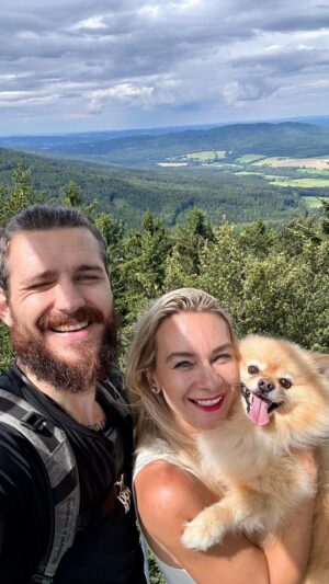 Barbora Mottlová Instagram - Když tě nudou koušou blechy, 
zachrání tě @jiznicechy 
⛰️⛱️🚤
 
@ceskykrumlovofficial 
@novohradskodoudlebsko 
@budejce 
@stezkavltavy 
@piseckem 
@castle.blatna 
@lazne_apartma_v_podzamci 

#jiznicechy #mottlicenacestach #lordbicoň
