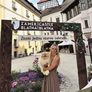 Barbora Mottlová Instagram - A takhle výživný byly další dny a cesty 🤩
Z Českého Krumlova jsme vyrazili na @novohradskodoudlebsko , kde jsme navštívili kostel Panny Marie, Dobrou vodu, Hojnou vodu, Kraví horu, Terčino údolí. Cestu jsme ukončili až v @budejovicko , kde jsme pak poblíž navštíví @zamekhluboka a @arealhluboka , kde jsme si půjčili člun a dojeli k vyhlídce Baba. Pak jsme prošlápli @piseckem , kde jsme nemohli vynechat Kamenný most a sochy z písku. Naši Tour po jižních Čechách jsme zakončili v Lázních Blatná, kde jsme si užili krásný welness a navštívili @castle.blatna 

Úžasný zážitek 🤩 kdo ještě nemá plány na zbytek prázdnin vřele doporučujeme @jiznicechy 😁😇