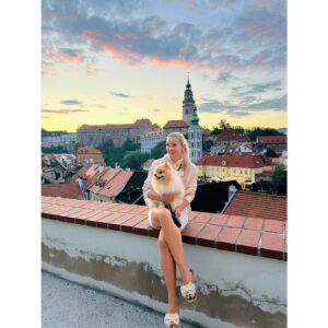 Barbora Mottlová Instagram - Takhle boží byly naše 2 dny v @ceskykrumlovofficial ✨
Město plné kultury a zážitků🤩
Vyšlápli jsme si na Křížovou horu, navštívili @pivovarceskykrumlov & @port_1560 , projeli se s @voroplavba a prošli centrum křížem krážem 🫶
A teď už jedem po @jiznicechy zase dál ☀️

#mottlicenacestach #lordbicon #ceskykrumlov #jiznicechy #vylet #spoluprace