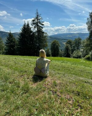 Barbora Poláková Instagram - Červenec... Skoro tři týdny v Jeseníkách 🌲🌲🌲🌲Loni jsem točila dokument o deseti lázeňských městech. Na některých místech jsem nebyla nikdy, na některých v dětství, každopádně jsem si díky tomu zmapovala a pořádně uvědomila naše léčivé přírodní zdroje ...termální, radonové, slatinné...moji rodiče do lázní nikdy moc nejezdili, spíš na túry do hor. Možná proto mě na první dobrou přitáhl zdroj, který vyžaduje hodně té vnitřní aktivity.

Klimatický. 

Chodit. Pít z pramenů. Máčet ruce a nohy ve studený vodě. Chodit. Zabalit se do hodně studenýho prostěradla, pak suchýho a pak vlněný deky. Na půl hodiny. Chodit. Pít z pramenů. Stát v lese pod studenou sprchou a křičet. Číst si o Priessnitzovi do čtyř do rána kousek od domu, kde bydlel a kde na všechny zábaly a koupele přicházel. Zjišťovat, co všechno vodou vyléčil a jak, kam se ty postupy ztratily a proč je dávno nepoužíváme jako samozřejmost (měla jsem v ruce i přepis originálu jeho “Rodinné knihy o vodě” ale švabach, takže #dikycau ). Všechno mě očarovalo. Lesy, prameny, vzduch, lázně i pololázně, “lázeňští”, kteří o hosty pečují laskavě a se kterýma jsem často vedla o Priessnitzovi debaty, pan primář, který důkladně skenuje ducha a připomíná, že výjimka potvrzuje pravidlo a Katka i Katka, naše nové kamarádky❤️ Díky recepčním i hostům, kteří nám pomáhali najít ztracenou láhev 😀 a díky všem, co přišli na promítání Broučka 🥰🚗 Děkujeme a můžete si za to sami, že se nám už teď stýská!!!