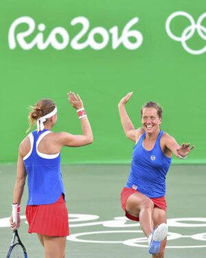 Barbora Strýcová Instagram - Z Athén 2004 až po Rio 2016. 🤩 Obě olympiády byly plné odhodlání a nezapomenutelných zážitků. Jako hráčka jsem na hrách zažila nepopsatelnou atmosféru a pýchu za každý bod získaný pro naši Českou republiku. 🇨🇿 A pořád mě to dojímá, od rána bych neustále jen brečela. 😁

Dneska, už jako divák, když světová sportovní scéna ožívá v Paříži, držím moooc palce všem našim sportovcům. 🤜🏻🤛🏻 Užijte si každý moment sounáležitosti, protože jste jeden tým a celý národ je za vámi! 🤗🇨🇿 

A na jaké sporty se budete koukat vy? 🤩

@olympijskytym 

#Olympics2024