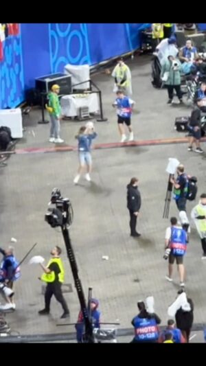 Barbora Votíková Instagram - Ukradla jsem hrací balon na EURO zápase Česko vs Portugalsko😱 A jestli mi chcete udělat radost, tak mi do komentářů pište, že jste tomu věřili😂❤️ Co s tím balónem? Koukněte na celý video na youtube, mám tam speciálního hosta💛⚽️ 

#BRINGBACKFUSSBALLLIEBE
@adidasfootball #createdwithadidas #uefaeuro2024 #spoluprace @adidas