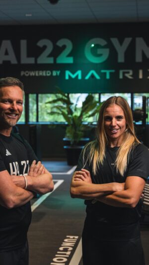 Barry Atsma Instagram - Barry Atsma 🆚 Marit Bouwmeester 

@hal22utrecht: Een hal gemaakt voor sportievelingen, spelgenieters en pleziermakers. De plek waar fanatiek bezig zijn en fun beleven perfect samengaan. Daar is @maritbouwmeester, ambassadeur van Matrix Fitness, achtergekomen. @barry_atsma , één van de vijf ondernemers achter HAL22, daagde Marit uit voor een sportsessie in de fitnessruimte. 

🔗 Bekijk de hele video via de link in bio! 

#MatrixFitness #HAL22 #MaritBouwmeester #BarryAtsma