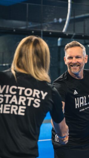 Barry Atsma Instagram - HAL22: een plek voor fun en fanatisme! 🌟 

Acteur @barry_atsma opent de deuren van HAL22 voor Matrix ambassadeur @maritbouwmeester. Een moderne sporthal, opgericht door Barry, Perry Overeem, Edwin Oosterlaar en voetbaliconen Marco van Basten en Frank Rijkaard. Laat je inspireren door de unieke combinatie van sportieve passie en plezier die HAL22 belichaamt. 

Bekijk de hele video via de link in bio!

#VictoryStartsHere #TheMatrixExperience